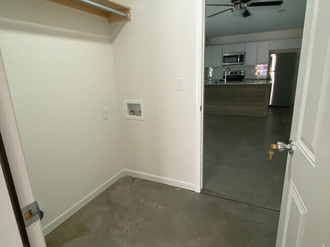 Foto del edificio - 3 Bedroom DUPLEX with Garage  - Move In Sp...