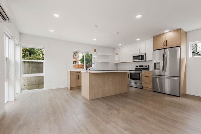 Foto del edificio - Modern Standalone Townhome with Private Rooftop Deck