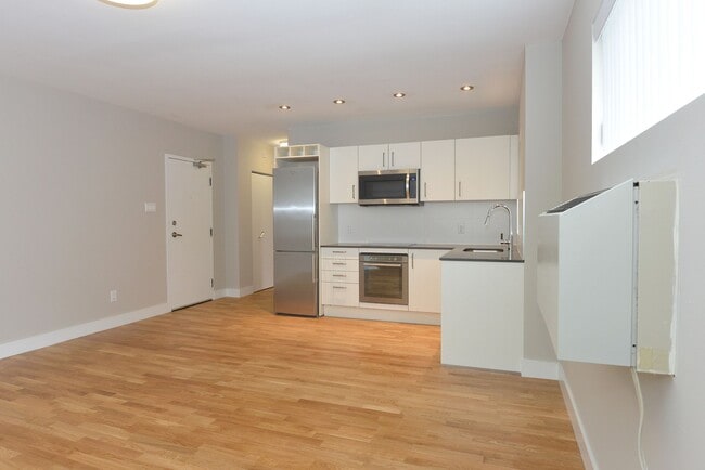 Building Photo - 83 Isabella St