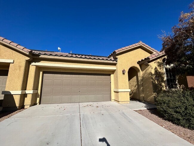 Building Photo - Single Story Townhouse! 3 Bed, 2 Bath, 2 Car!