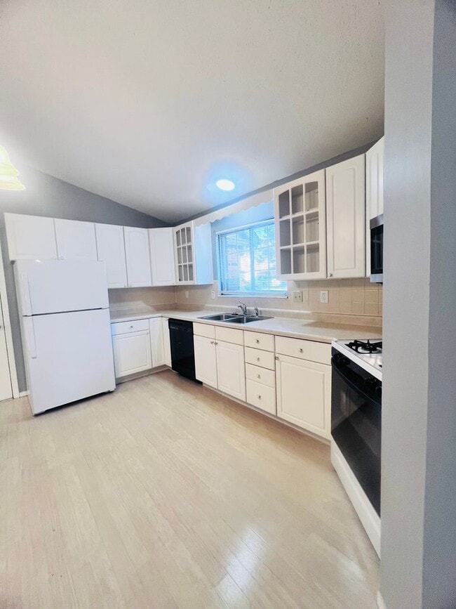 Foto del edificio - Perfect Nestled Condo Call Now!