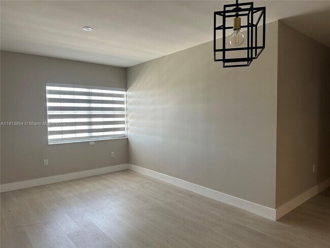 Foto del edificio - 5731 NW 37th St