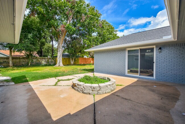 Building Photo - 5602 Beechnut St
