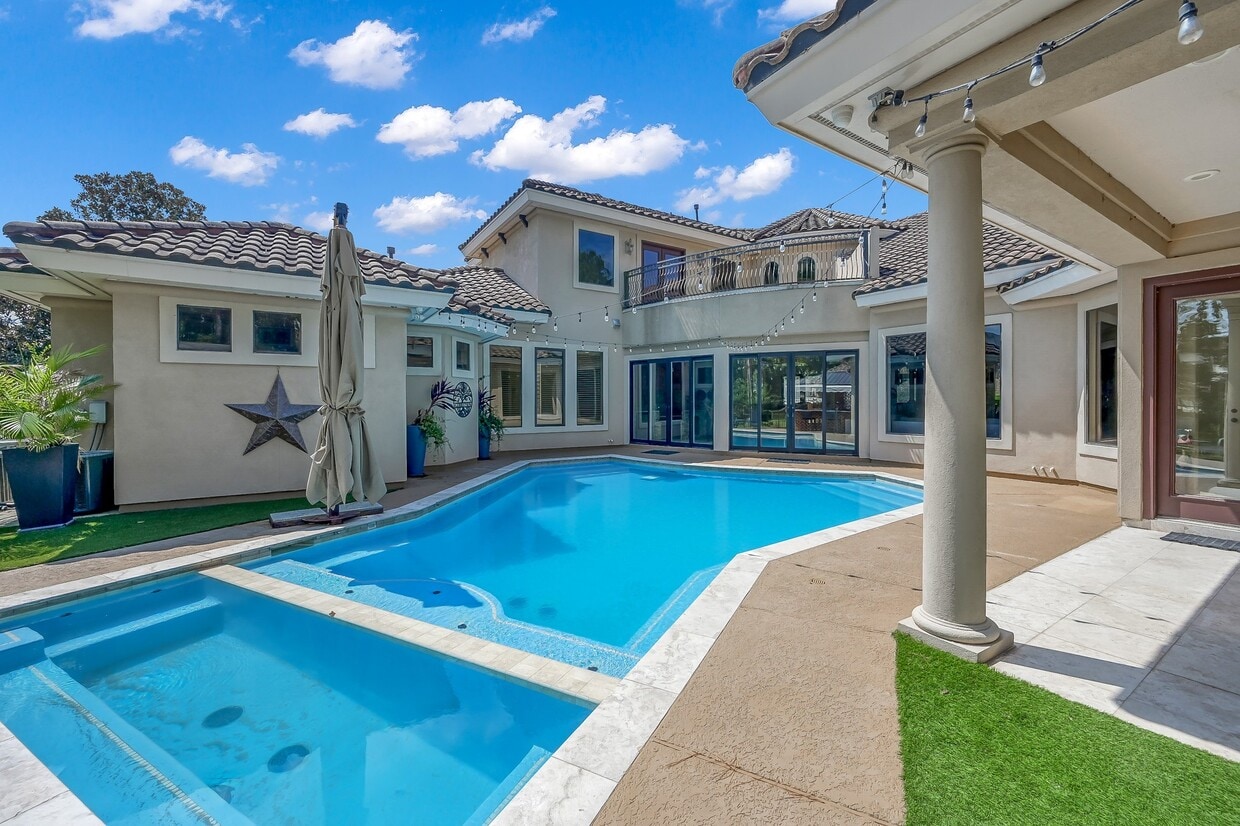 Foto principal - 64 W Shore Ln