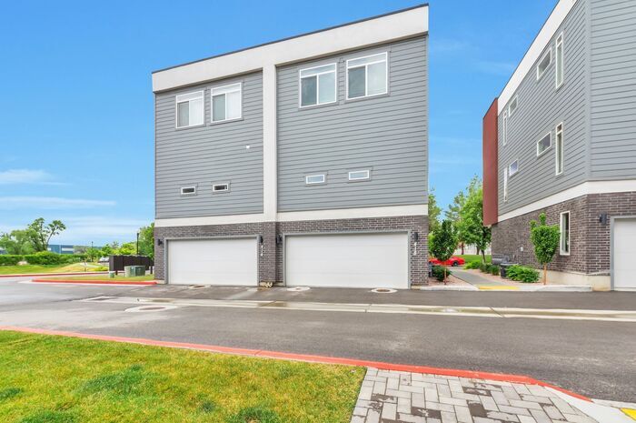 Primary Photo - Modern End Unit townhouse w attached 2 car...