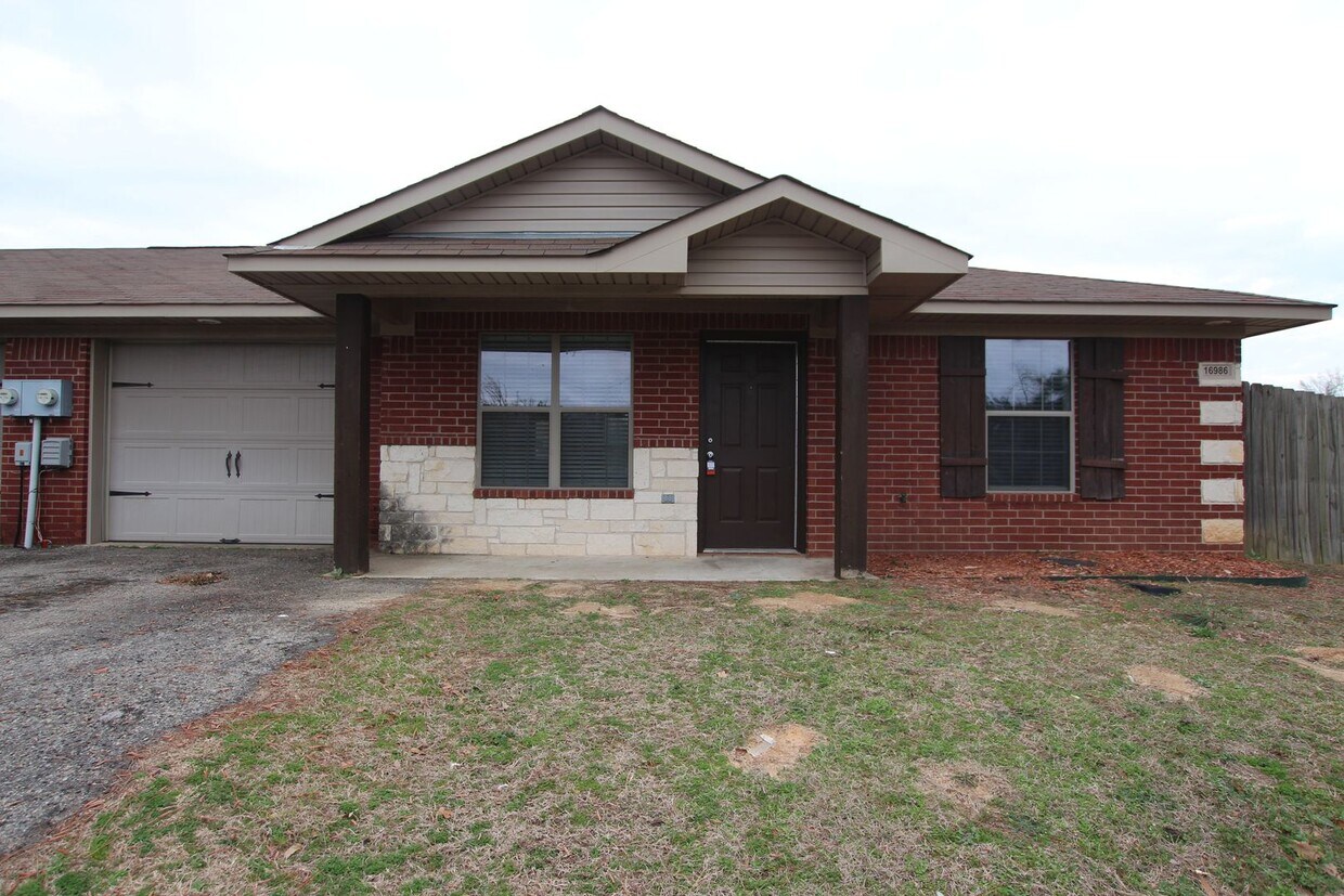 Foto principal - Coming Soon! Mission Ranch- 2 Bedroom Dupl...