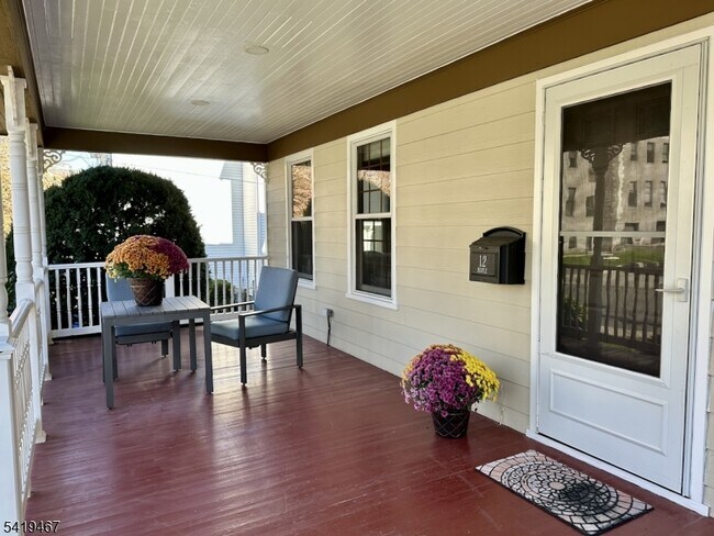 Foto del edificio - 12 Maple Ave