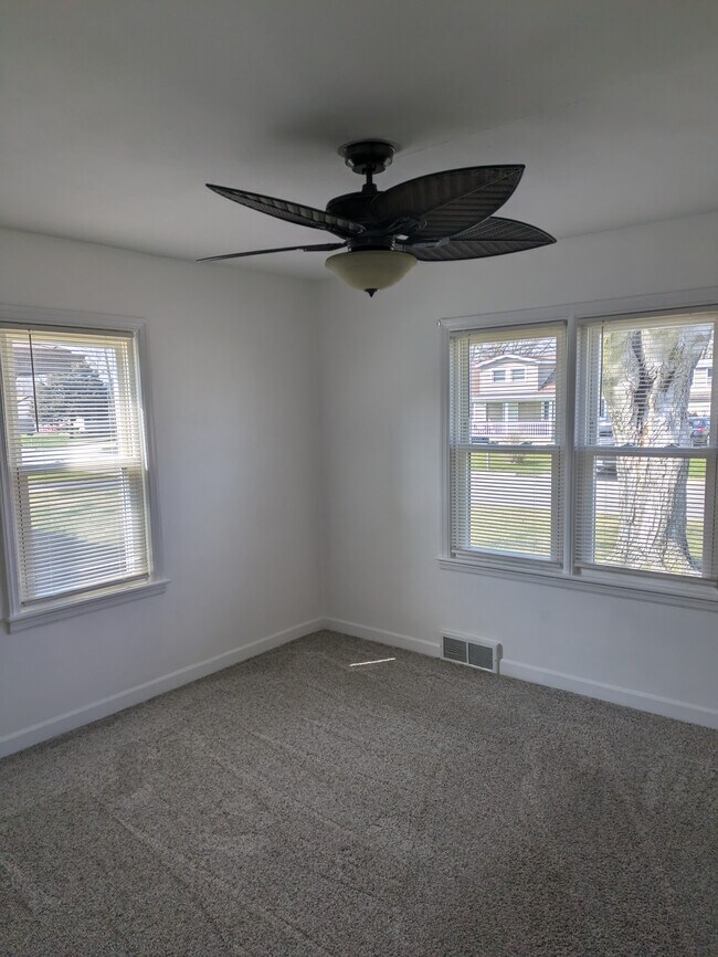 Building Photo - 807 Sycamore Ln