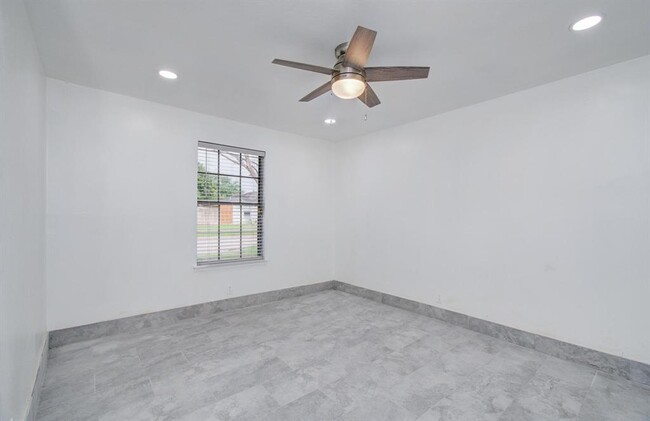 Building Photo - 502 Guyer St