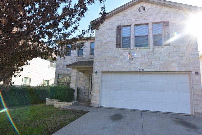 Foto del edificio - 8509 Fallen Leaf Ln
