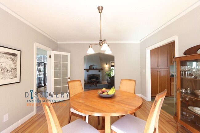 Foto del edificio - Estudillo Estates Updated Tudor with Outdoor Bar and Yard