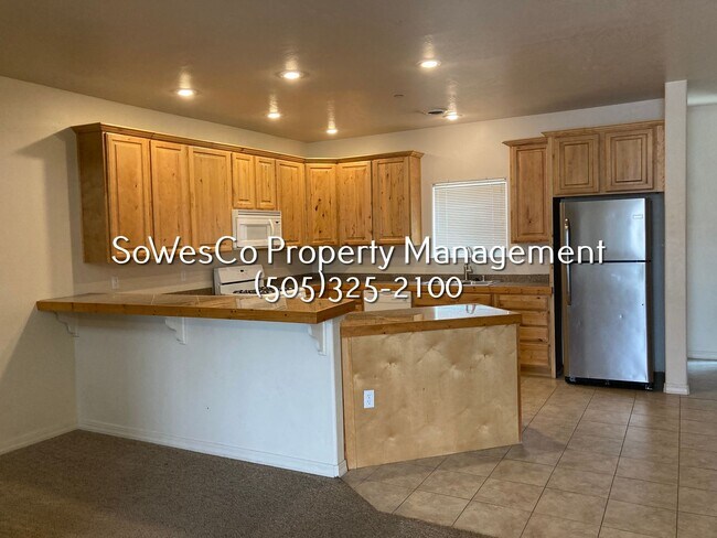 Foto del edificio - 3 Bedroom 2 Bath - three story home with Garage