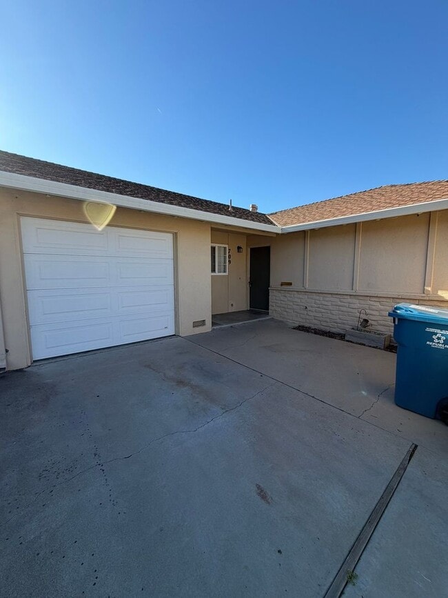 Building Photo - 707-709 Via Maria