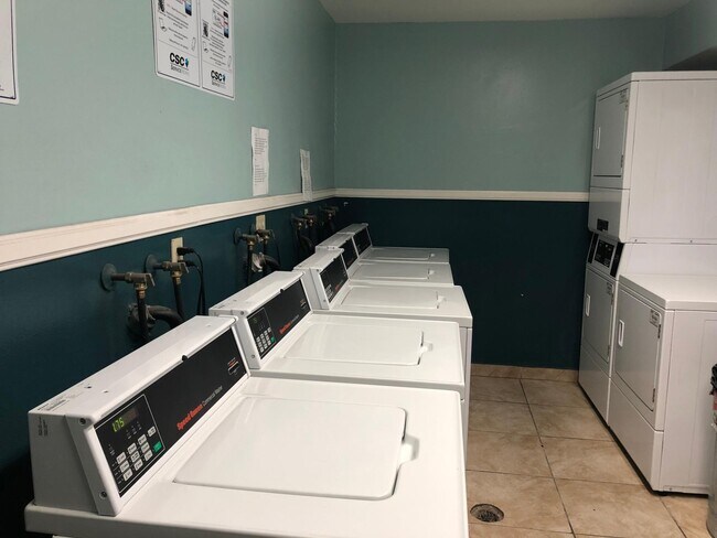 Foto del edificio - 15825 Saticoy St