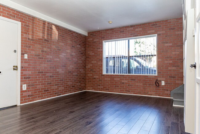 Building Photo - Two story 1 bed, 1 bath with in unit laund...