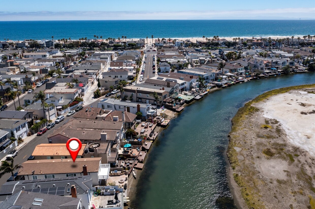 Foto principal - CANAL FRONT NEWPORT SHORES 4BD/2.5BA 3 BLO...