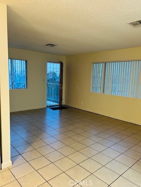 Foto del edificio - 332 W 4th St