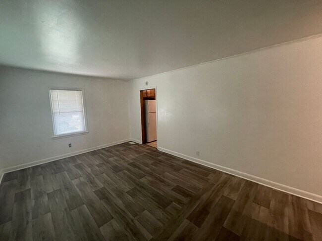 Building Photo - 3 bedroom 1 bathroom house available