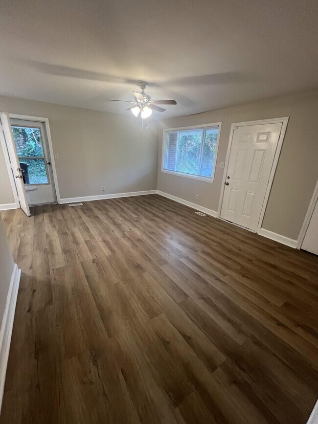 Foto del edificio - 2933 Courtney Rd