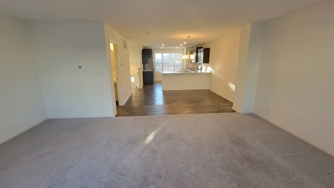 Building Photo - 180 Goldenrod Dr