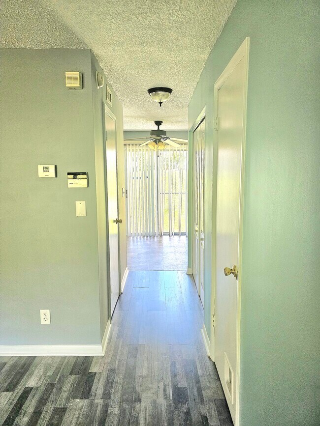 Foto del edificio - 975 Surry Ln