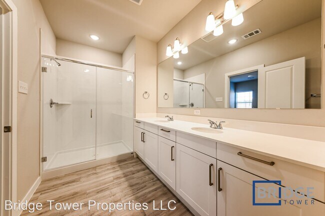 Building Photo - 4 br, 2.5 bath House - 4410 Lassen Trail