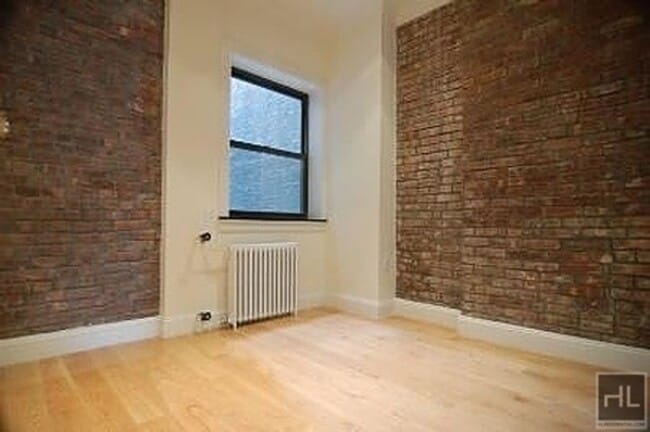 Building Photo - Amazing 4 Bedroom 2 Bath Apartment In East...