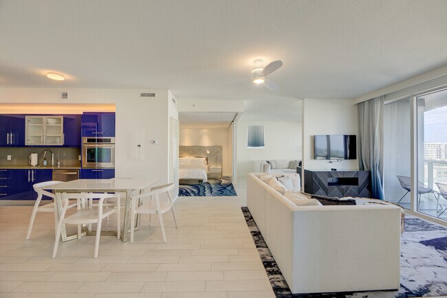 Building Photo - 3101 Bayshore Dr