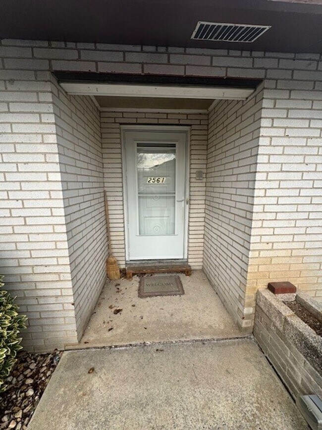 Building Photo - 2563 Gap View Rd