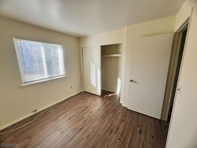 Foto del edificio - 55 Bolton Ct