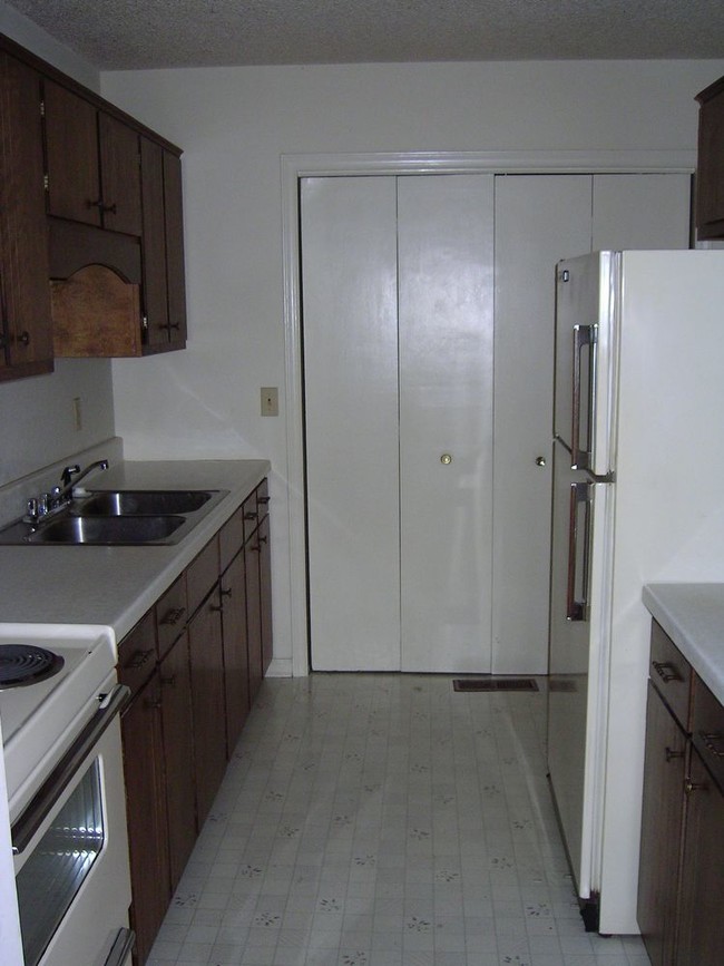 Building Photo - 1027 Chicago Ave Apt. 7 B