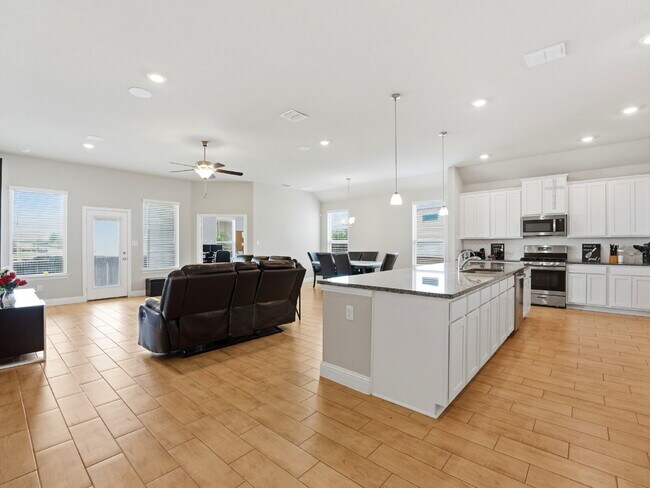Foto del edificio - Spacious One-Story Living with Flex room/Office, 3-Car Garage & Designer Touches