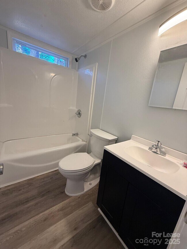 Foto del edificio - 161 Longbranch Rd