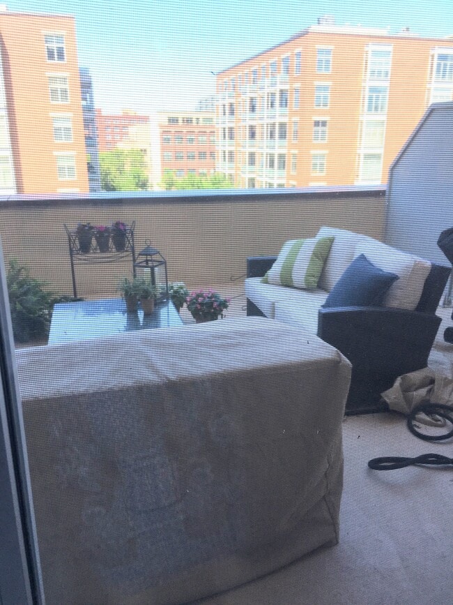 outdoor private terrace - 950 W Monroe St (Chicago, IL) Apartment