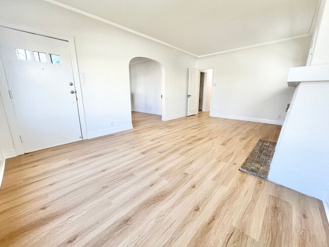 Building Photo - Charming Belmont Shore Bungalow close to 2...