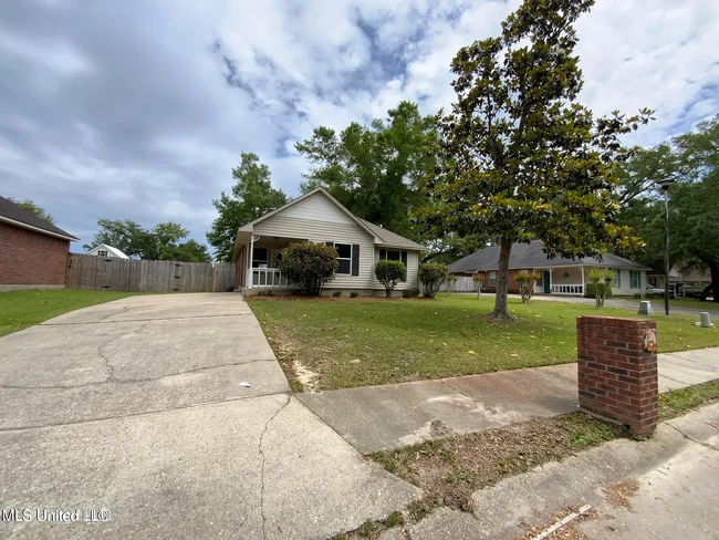 Building Photo - 13300 Saint Martin Dr