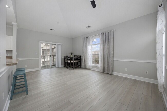 Building Photo - 1 Bedroom Condo in Myrtle Beach with Elevator