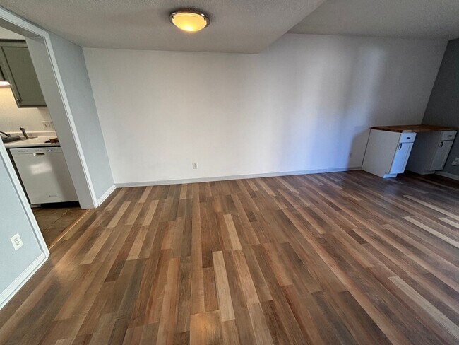 Building Photo - FOR RENT