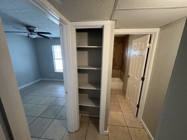 Foto del edificio - 3 bedroom/1 bathroom close to I10 and I35