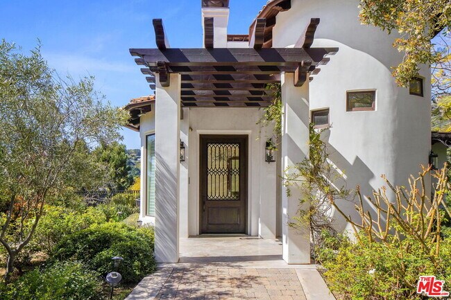 Foto del edificio - 16422 Shadow Mountain Dr