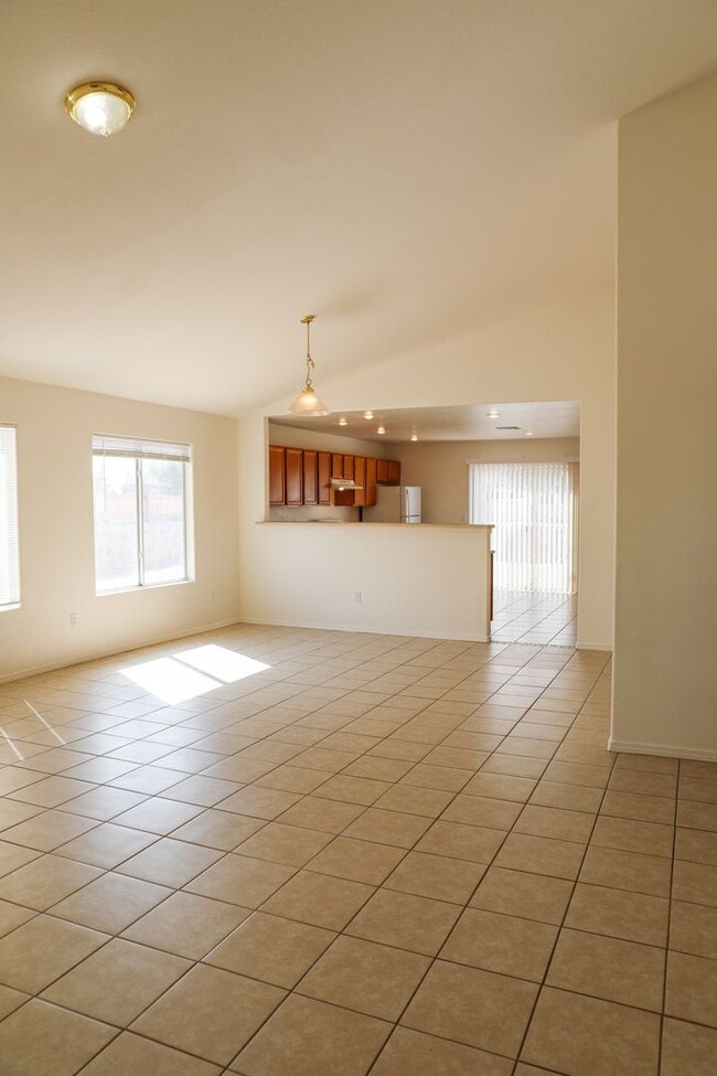 Foto del edificio - Nice and Spacious 4 Bedroom home Off Hwy 70 & Mesa Grande