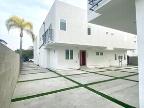 Building Photo - 2409 1/2 Ridgeley Dr