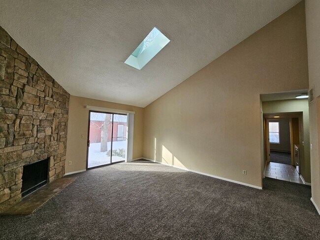 Foto del edificio - Charming 2 Bedroom 2 Bath w/ Large Yard, 1 Car Garage and Central Air/Heat