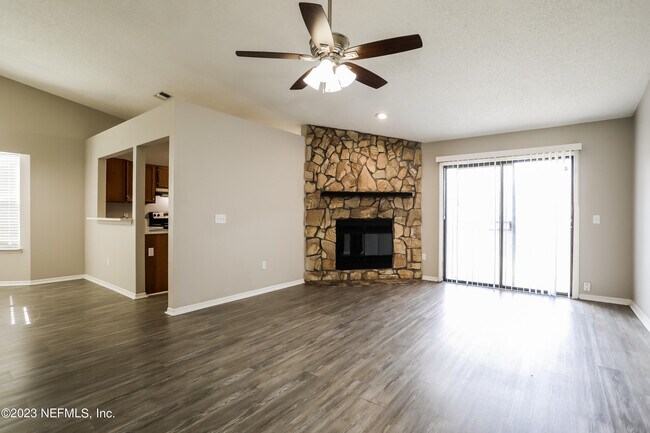 Foto del edificio - 7684 Collins Ridge Blvd