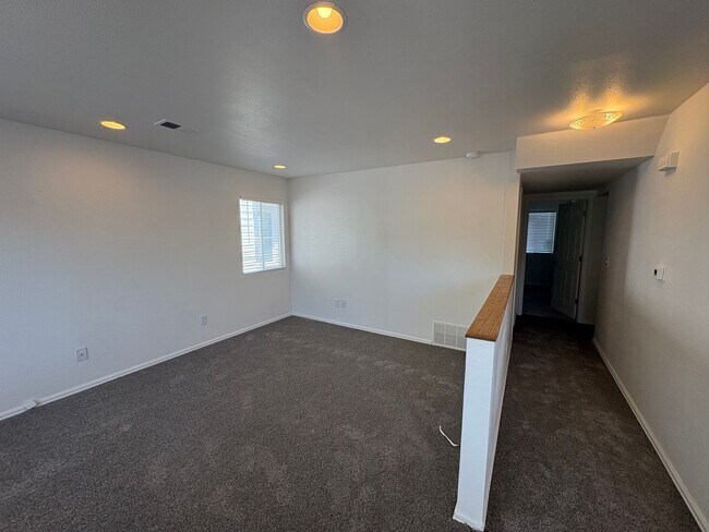 Foto del edificio - Fully Renovated 3 Bed 2.5 Bath Townhome w/ 1 Car Garage & Yard!