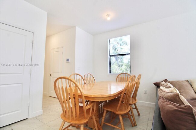 Foto del edificio - 601 SW 11th St