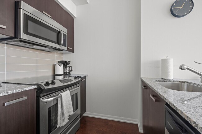 Building Photo - 889 Bay St.