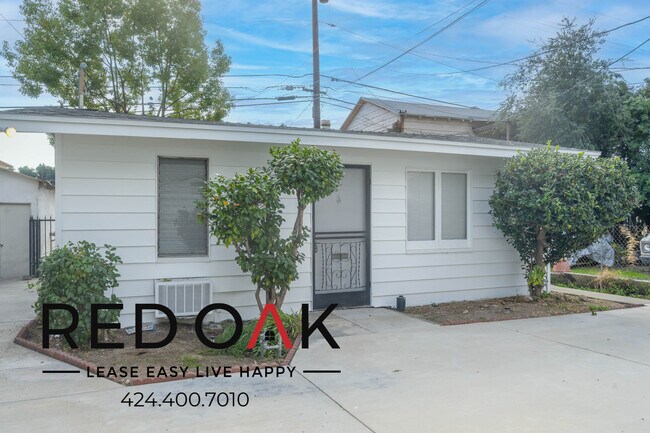 Foto del edificio - Spacious One Bedroom Bungalow, with Lots o...