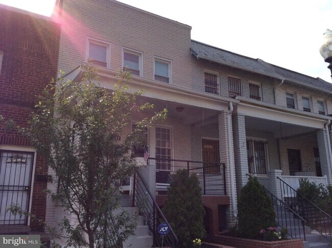 Foto del edificio - 3112 Sherman Ave NW
