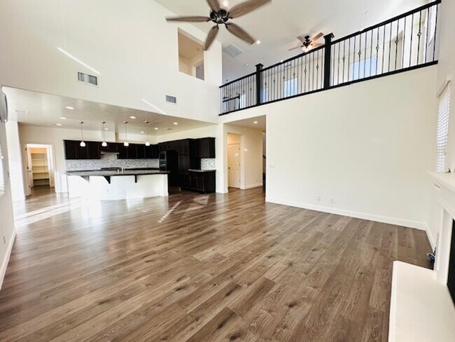 Building Photo - $2,995 Clovis 4 Bedroom, Solar, Bullard & ...